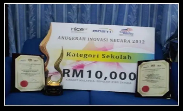 Piala dan sijil Anugerah Inovasi Negara 2012 Kategori Sekolah
