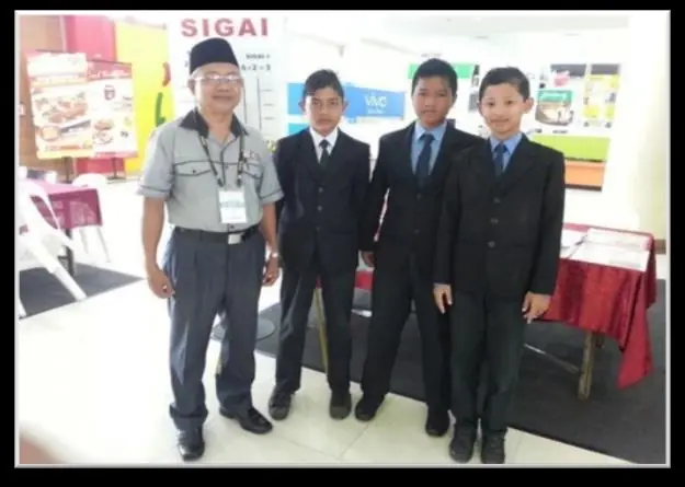 Hj. Itamta bersama pelajar di pameran inovasi Sigai