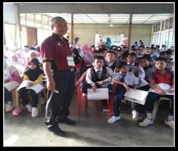 Hj. Itamta menyampaikan ceramah Sigai kepada murid-murid